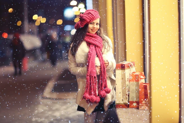 Chica en Navidad descuentos de compras — Foto de Stock