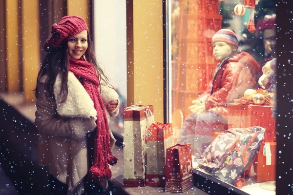 Menina no Natal descontos compras — Fotografia de Stock