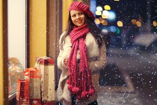 Mädchen auf Weihnachtsrabatt einkaufen — Stockfoto