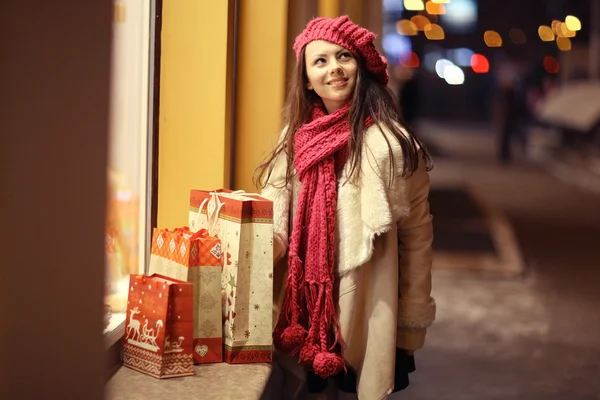 Menina no Natal descontos compras — Fotografia de Stock