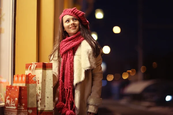 Flicka på jul rabatt shopping — Stockfoto