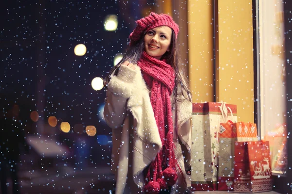 Kız alışveriş Noel indirim üzerinde — Stok fotoğraf