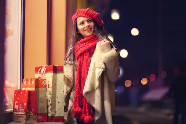 Meisje op Kerstmis kortingen winkelen — Stockfoto