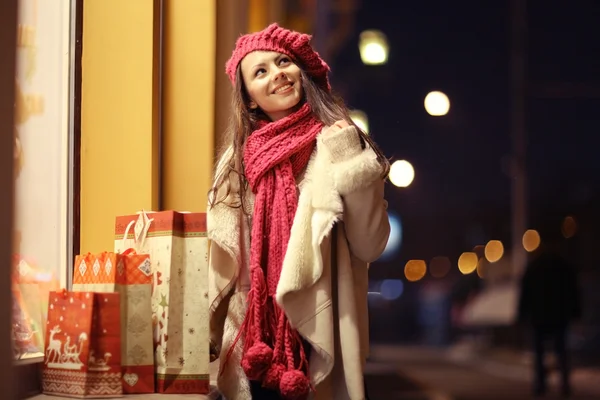 Menina no Natal descontos compras — Fotografia de Stock