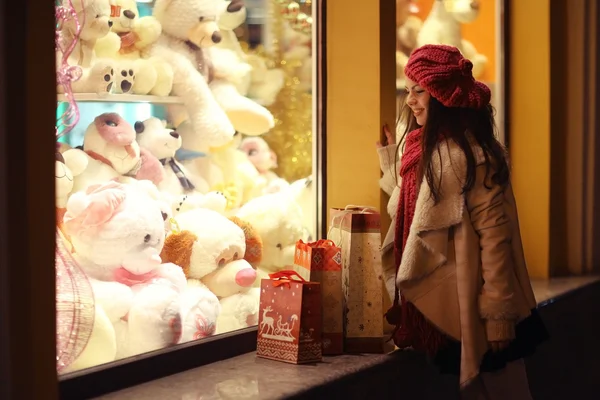 Menina no Natal descontos compras — Fotografia de Stock