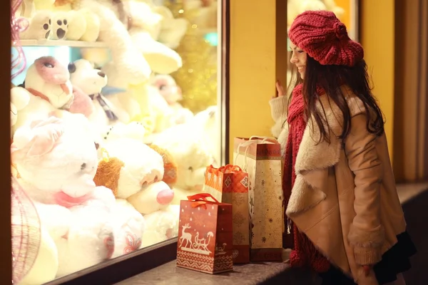 Kız alışveriş Noel indirim üzerinde — Stok fotoğraf