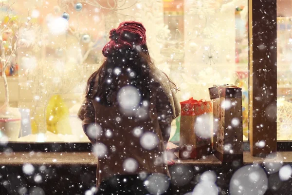 Mädchen auf Weihnachtsrabatt einkaufen — Stockfoto