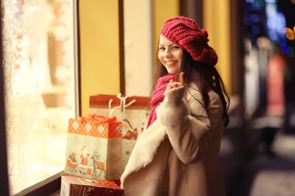 Mädchen auf Weihnachtsrabatt einkaufen — Stockfoto