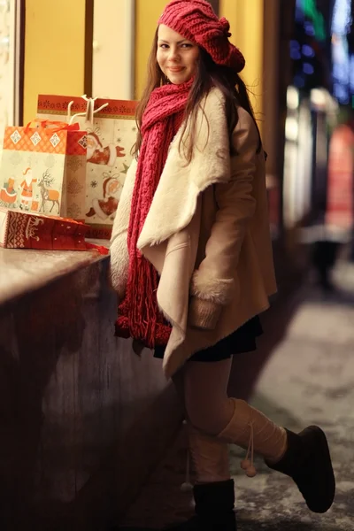 Chica en Navidad descuentos de compras — Foto de Stock