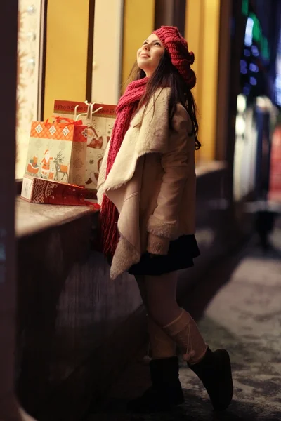 Menina no Natal descontos compras — Fotografia de Stock