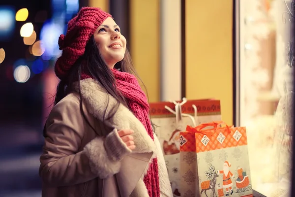 Девушка на Рождество скидки покупки — стоковое фото