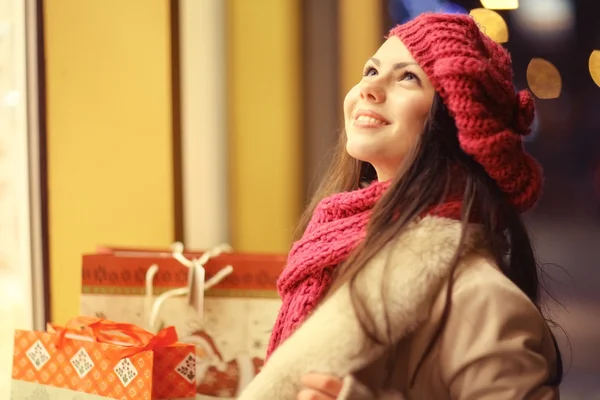 Menina no Natal descontos compras — Fotografia de Stock