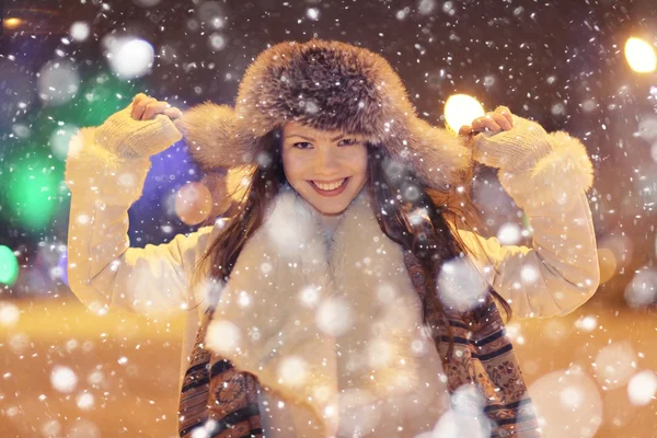 Молодая девушка на зимнем портрете — стоковое фото