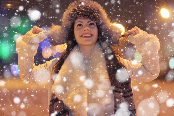 Chica joven en el retrato de invierno —  Fotos de Stock