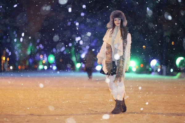 Chica joven en el retrato de invierno — Foto de Stock