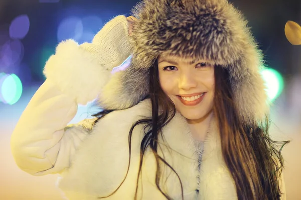 Ung flicka i vinter porträtt — Stockfoto