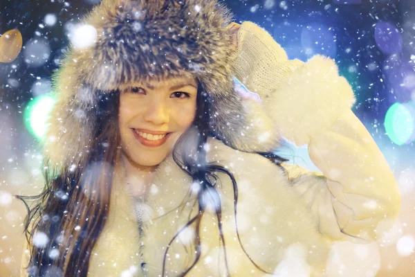 겨울 초상화에 어린 소녀 — 스톡 사진
