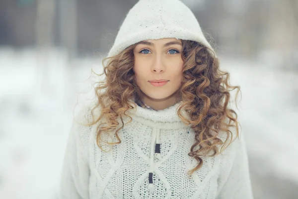 Bella ragazza in inverno — Foto Stock