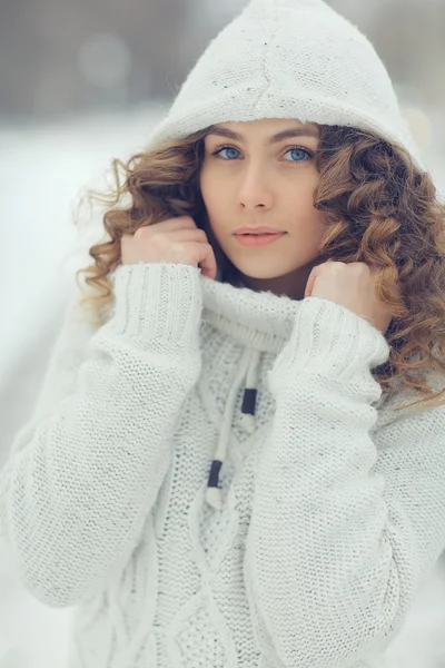 Красивая девушка зимой — стоковое фото