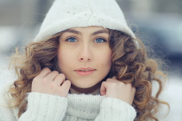 Bella ragazza in inverno — Foto Stock