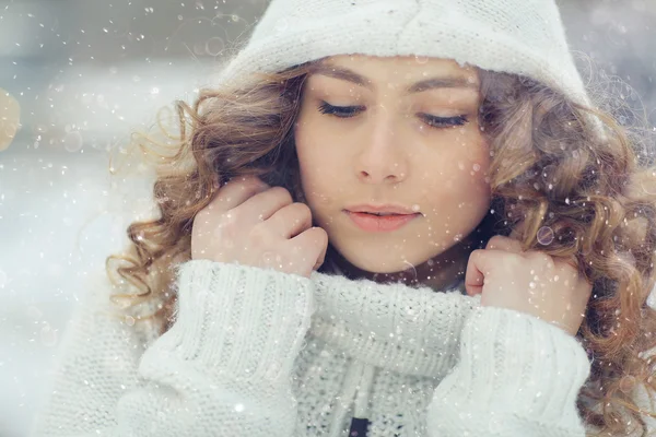 Bella ragazza in inverno — Foto Stock