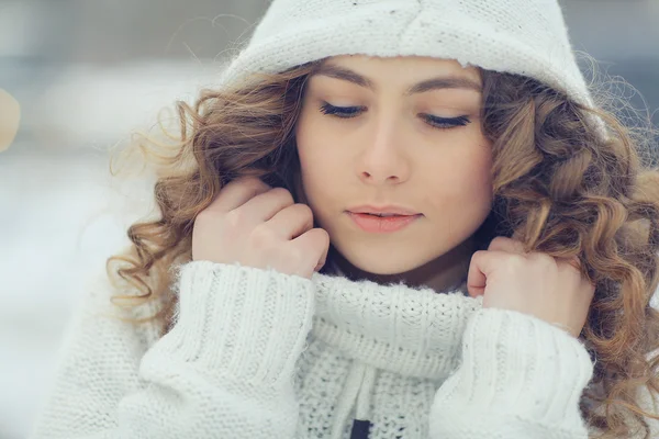 Bella ragazza in inverno — Foto Stock