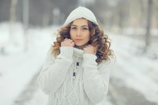 Mooi meisje in de winter — Stockfoto