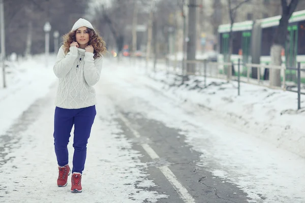 Flicka kör i vintern natur — Stockfoto