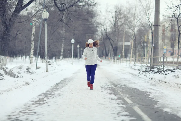 Menina correndo na natureza inverno — Fotografia de Stock