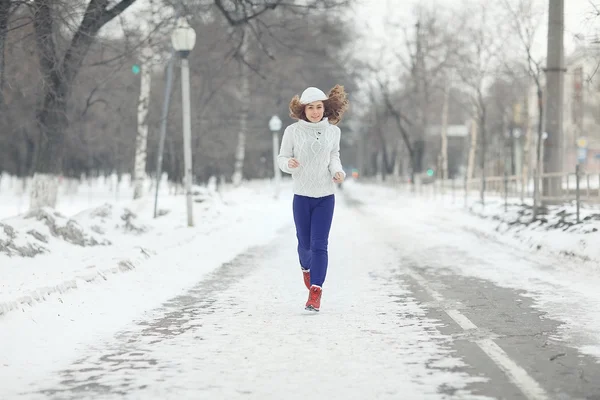 Menina correndo na natureza inverno — Fotografia de Stock