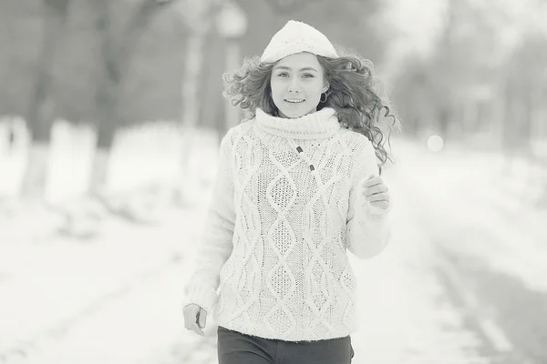 Menina correndo na natureza inverno — Fotografia de Stock