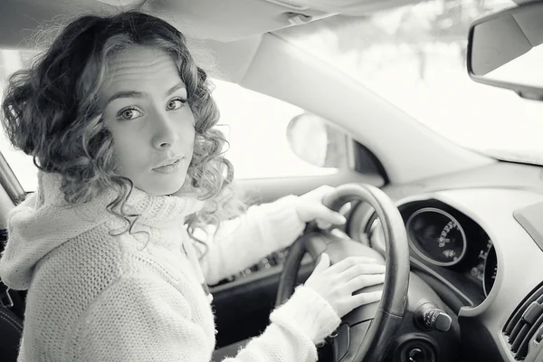 Chica joven en coche —  Fotos de Stock