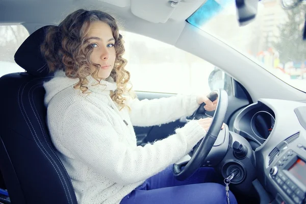 Chica joven en coche —  Fotos de Stock