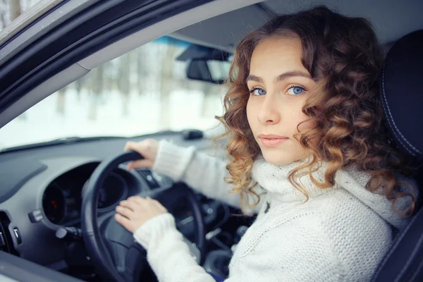 Jong meisje in auto — Stockfoto