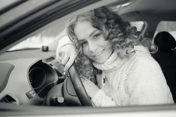 Chica joven en coche —  Fotos de Stock