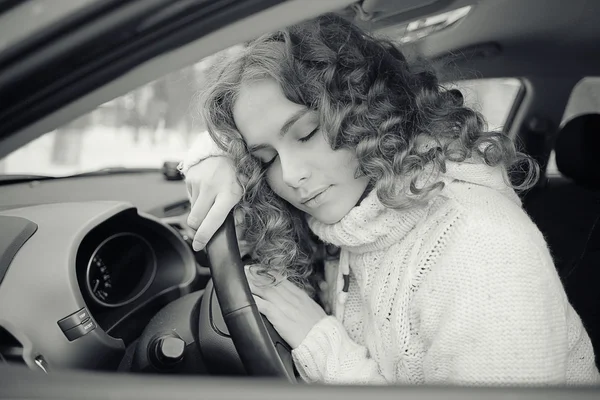 Κοπέλα στο αυτοκίνητο — Φωτογραφία Αρχείου