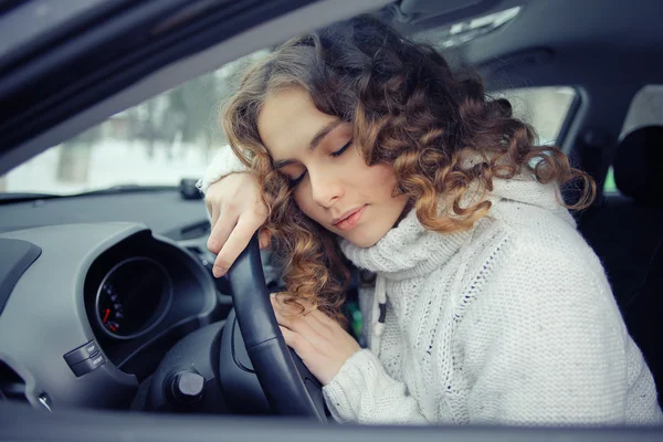 Chica joven en coche —  Fotos de Stock