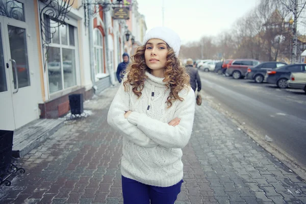 Winter junge Mädchen in der Stadt — Stockfoto