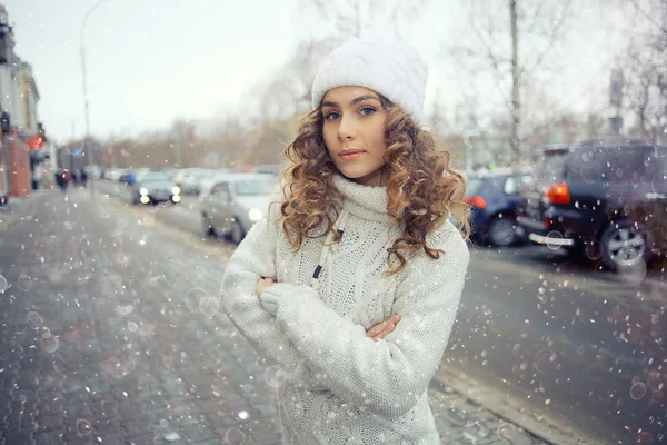 Зимняя девушка в городе — стоковое фото