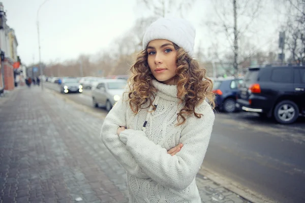 Winter jong meisje in stad — Stockfoto