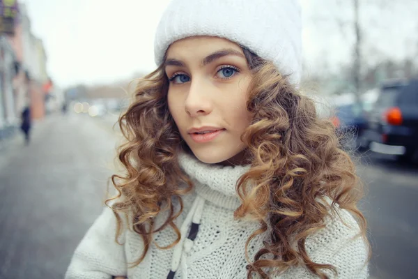 Niña de invierno en la ciudad — Foto de Stock