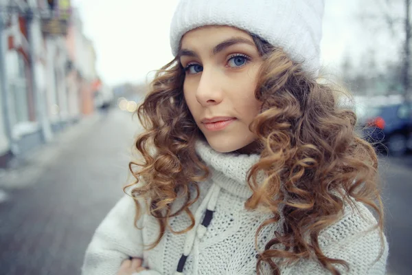 Зимняя девушка в городе — стоковое фото