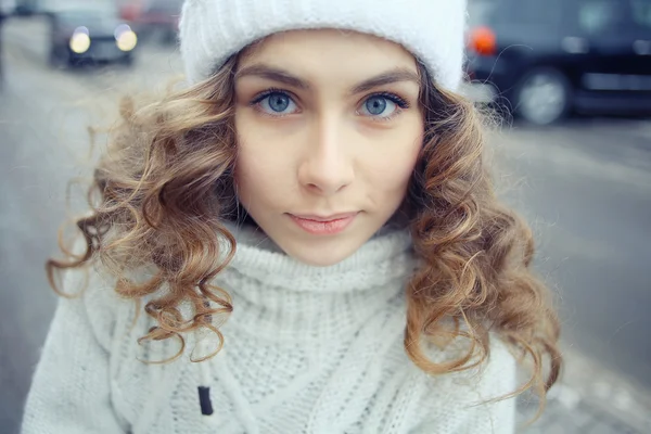 Winter  young girl in city — Stock Photo, Image