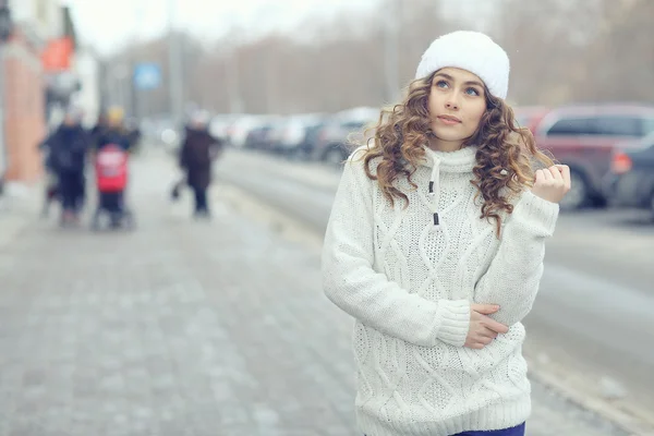 Inverno menina na cidade — Fotografia de Stock