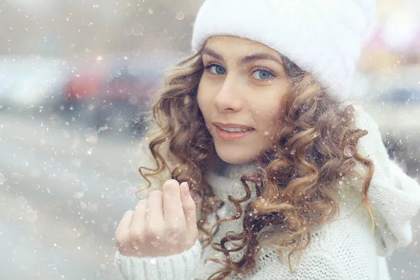 Winter jong meisje in stad — Stockfoto