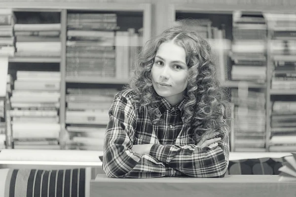 Jeune fille dans la bibliothèque — Photo