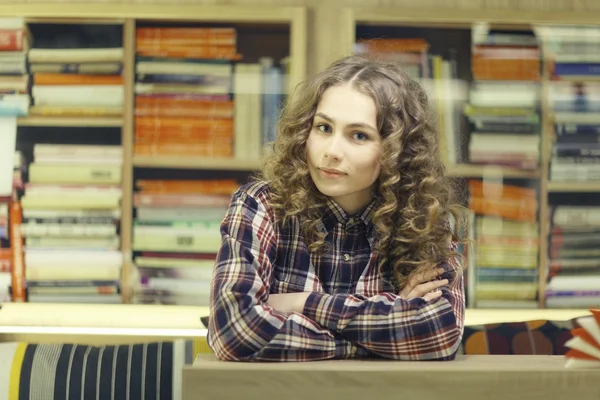 Chica joven en la biblioteca —  Fotos de Stock