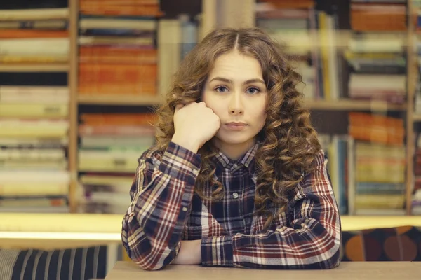 Jovem na biblioteca — Fotografia de Stock