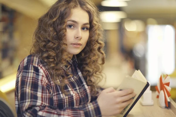 Jovem na biblioteca — Fotografia de Stock