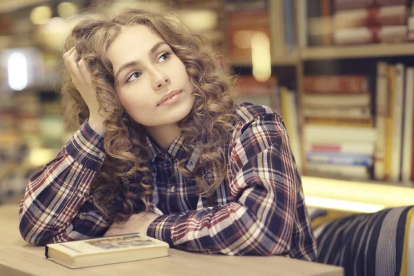 Jovem na biblioteca — Fotografia de Stock